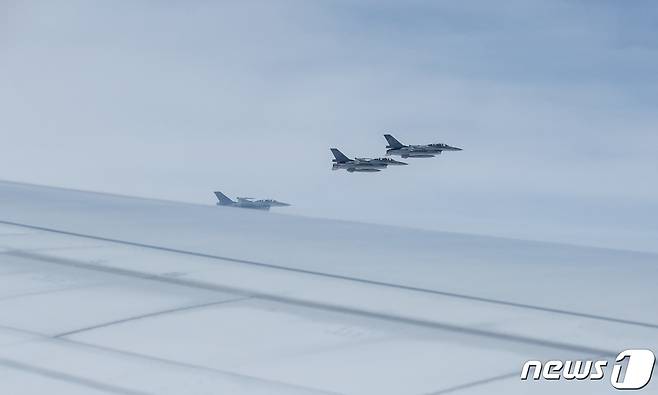 30일 대만 공군의 F-16 전투기들이 차이잉원 대만 총통이 탑승한 전용기를 보호하고 있다. 차이 총통은 이날부터 4월 7일까지 미국을 경유해 중미 과테말라와 벨리즈를 방문한 뒤 다시 미국을 거쳐 귀국할 예정이다. ⓒ 로이터=뉴스1 ⓒ News1 강민경 기자