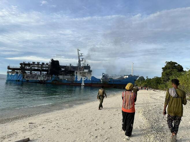 필리핀 남부 바실란에서 여객선 화재로 현재까지 12명이 숨지고 7명이 실종됐다. 사진은 화재가 발생한 해당 여객선. (바실란 필라스 섬 시장 페이스북 갈무리)