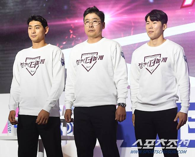 30일 오후 서울 한남동 그랜드하얏트서울호텔에서 2023 KBO 미디어데이가 열렸다. 키움 홍원기 감독과 이정후, 김혜성이 인사하고 있다. 정재근 기자 cjg@sportschosun.com/2023.3.30/