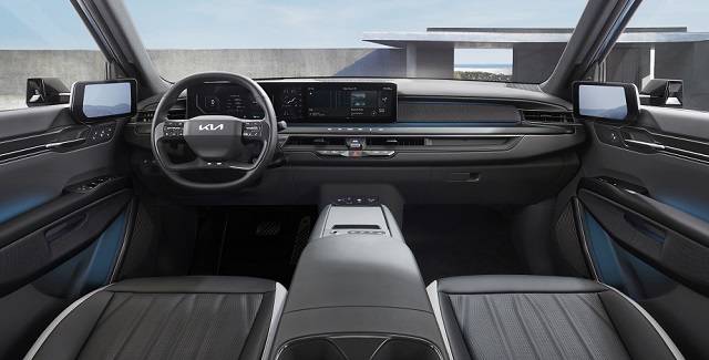 기아는 EV9에 12.3인치 클러스터, 5인치 공조, 12.3인치 인포테인먼트 시스템 세 개의 디스플레이를 매끄럽게 이은 '파노라믹 와이드 디스플레이'를 적용했다. /기아