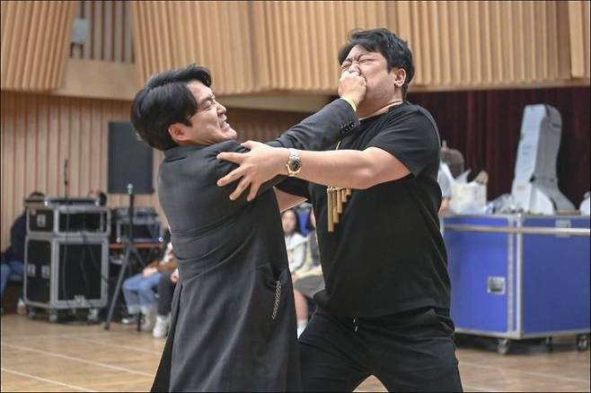 서울시오페라단 '마술피리'에서 타미노 왕자 역을 맡은 테너 김건우(왼쪽)와 파파게노 역의 바리톤 김기훈이 극 중 장면을 시연하고 있다.   [사진 제공= 서울시오페라단]