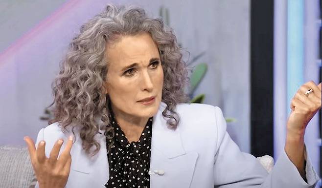 지난 1월 미 NBC 방송의 ‘켈리 클라크슨 쇼’에 출연한 앤디 맥다월의 모습. 그는 코로나 사태 후 머리 염색을 관뒀다. 그는 “이게(잿빛 머리가) 더 현실적이고 정직하다”고 했다. /켈리 클라크슨 쇼