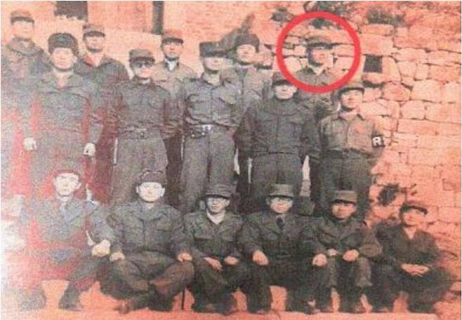 개성탈환에 공을 세운 비정규 유격대 울팩부대에서 활동한 5형제중 차남 이영이(붉은 원)씨가 동료 대원들과 찍은 사진.