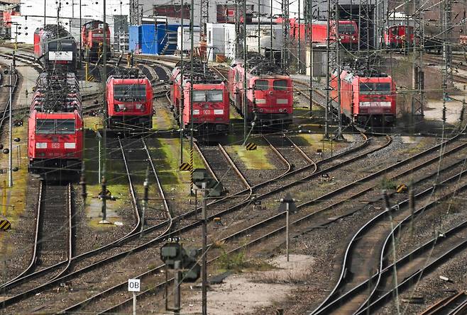 지난 24일 독일 전역에서 노동자들이 임금인상을 요구하며 파업 시위를 벌였다. 독일 서부 하겐역에 운행을 멈춘 화물열차들이 정차돼 있다. /AFP연합
