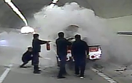 업무 복귀 중 터널 내 화재를 진압하는 세종경찰청 기동대원들 모습. 사진=세종경찰청