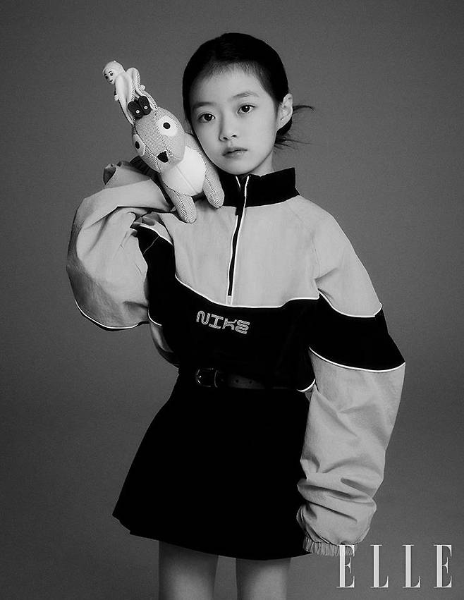 톱은 Nike. 스커트는 Zara. 슈즈는 Vans. 인형은 Hermès.