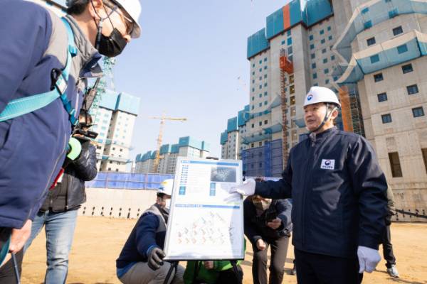 ▲원희룡 국토교통부 장관이 8일 경기 수원시 한 아파트 공사현장을 찾아 건설노조 불법행위 관련 보고를 받고 있다.  (사진제공=국토교통부)
