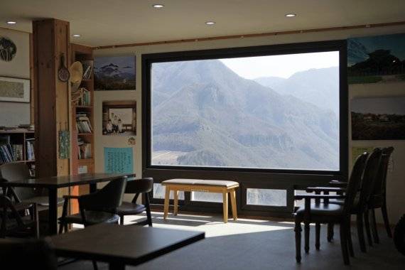 인생사진 명소로 소문난 35번 국도 인근의 무인 카페 '오렌지꽃향기는바람에날리고' / 한국관광공사 제공