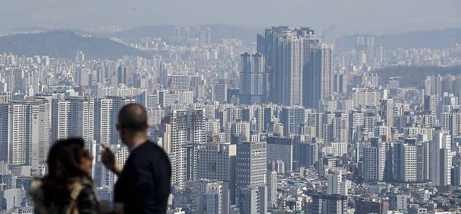 지난 27일 서울 중구 남산에서 바라본 시내 아파트 단지. 사진=뉴스1