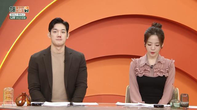 박재민(왼쪽)이 '해 볼만한 아침 M&W' 생방송 중 코피를 흘렸다. 소속사는 피로 누적 때문에 벌어진 일이라고 설명했다. KBS2 캡처