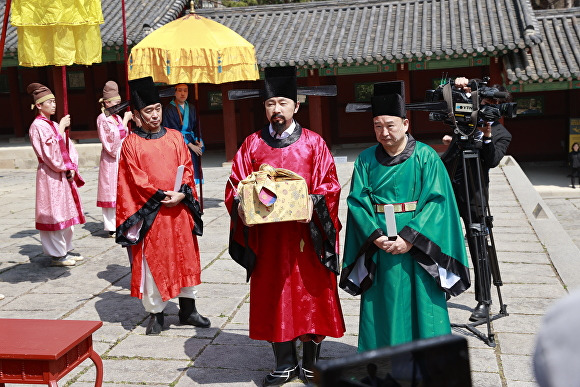 김철우 보성군수(오른쪽 두번째)가 뇌원차 진상 퍼포먼스를 하고 있다. [사진=보성군]