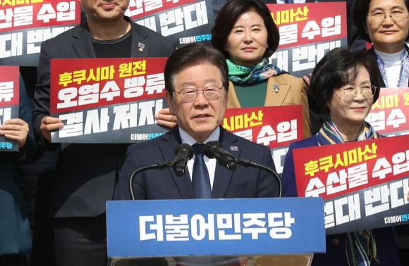 이재명 더불어민주당 대표가 30일 오전 서울 여의도 국회 본관 앞에서 열린 후쿠시마산 수산물 수입 반대·대일 굴욕외교 규탄대회에서 발언하고 있다. [사진=뉴시스]