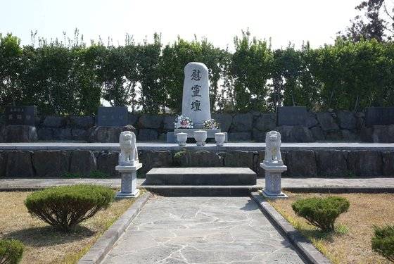 제주시 애월읍 하귀리 영모원. 올해 설립 20년을 맞았다. 제단 왼쪽부터 항일 독립운동가, 한국전 참전군인, 4·3 희생자의 비석이 차례로 놓여있다. [중앙포토]