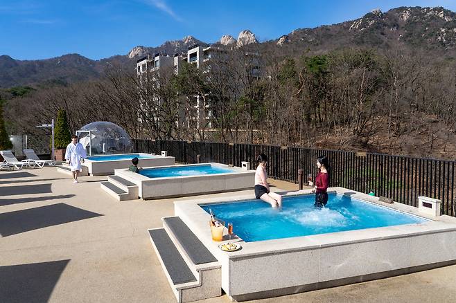 북한산 자락의 럭셔리 리조트 '파라스파라'. 북한산 인수봉을 내다보며 온수풀을 즐길 수 있다.