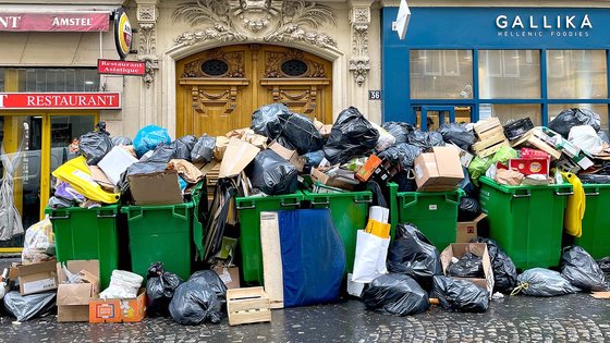 지난 14일(현지시간) 프랑스 수도 파리에 쌓여있는 쓰레기 더미들. 환경 미화원들이 프랑스 정부의 연금 개혁안에 반대해 파업에 돌입하면서 이런 일이 벌어졌다. 타스=연합뉴스