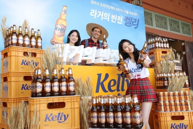 30일 오전 서울 종로구 삼청각에서 열린 하이트진로의 신제품 맥주 '켈리'(Kelly) 출시 기념행사에서 모델들이 맥주를 들고 포즈를 취하고 있다. 사진=연합뉴스