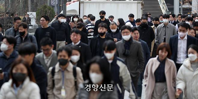 정부가 ‘근로시간 제도 개편방안’을 발표한 다음날인 지난 7일 서울 중구의 한 건널목에서 직장인들이 점심을 먹기 위해 이동하고 있다. 권도현 기자