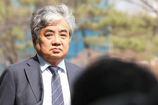 Han Sang-hyuk, chairperson of the Korea Communications Commission enters the Seoul Northern District Court for his warrant review prior to an arrest on the afternoon of March 29. Yonhap News