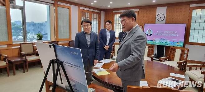 김진태 강원도지사에 현안 설명하는 박상수 삼척시장
