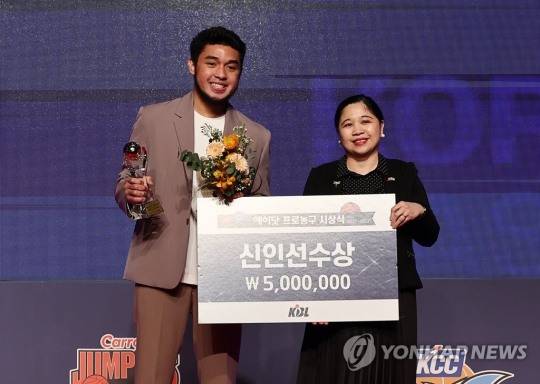 30일 오후 그랜드 인터컨티넨탈 서울 파르나스 그랜드 볼룸에서 열린 2022-2023 SKT 에이닷 프로농구 시상식에서 신인선수상을 받은 울산 현대모비스 론제이 아바리엔토스가 기념 촬영을 하고 있다. 시상자는 주한 필리핀 대사 테레사 디존-데베가. [연합뉴스]