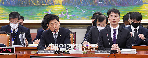 Financial Supervisory Service Governor Lee Bok-hyun, right [Photo by Han Joo-hyung]
