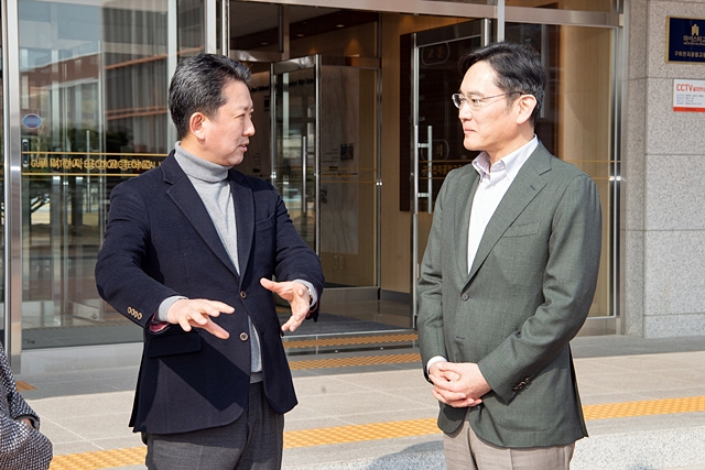 김장호 구미시장(왼쪽)이 이재용 삼성전자 회장(오른쪽)과 대화를 나누고 있다./사진제공=경북 구미시