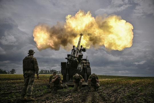 지난해 6월 15일(현지시간) 러시아의 공제를 막고 있는 우크라이나군이 우크라이나 동부 돈바스 지역의 한 전선에서 러시아군 진영을 향해 자주포로 155mm 포탄을 발사하고 있다. AFP·연합뉴스