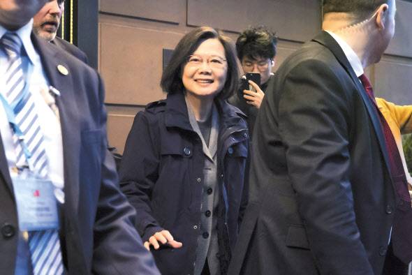 미국을 경유하는 중앙아메리카 2개국 순방길에 오른 차이잉원 대만 총통이 29일(현지시간) 뉴욕 맨해튼의 롯데호텔을 나서고 있다. 차이 총통은 ‘민주의 파트너, 공영(共榮)의 여행’이라는 테마를 내걸고 9박10일 일정으로 중미 수교국 과테말라와 벨리즈를 방문한다. 여기엔 미국 뉴욕과 로스앤젤레스를 경유하는 일정이 포함돼 중국의 반발을 사고 있다. [로이터]