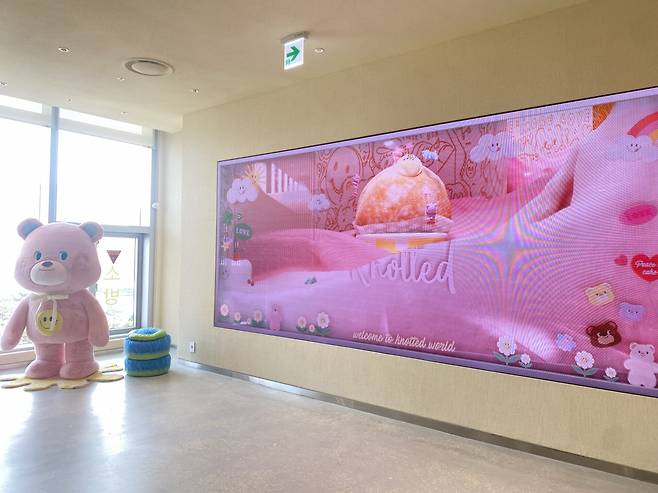 ‘노티드월드’ 입구에 전시된 대형 미디어 파사드 신주희 기자