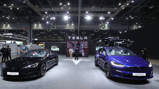 30일 경기 고양시 킨텍스에서 열린 2023 서울모빌리티쇼 프레스데이에서 참석자들이 테슬라 전시장을 둘러보고 있다. [연합]