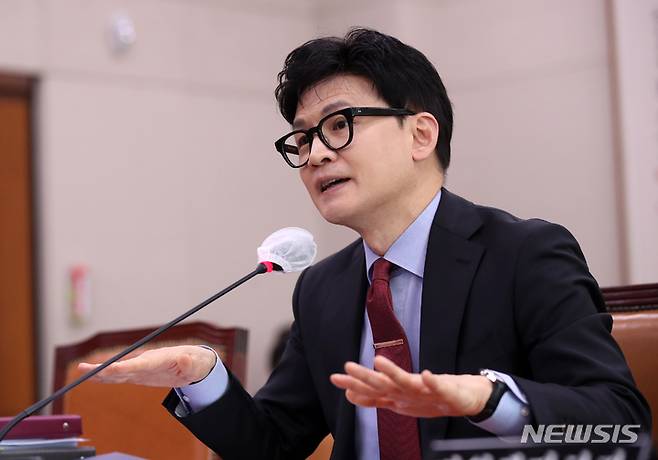 [서울=뉴시스] 고범준 기자 = 한동훈 법무부 장관이 30일 오전 서울 여의도 국회에서 열린 법제사법위원회 전체회의에서 의원 질의에 답변하고 있다. 2023.03.30. bjko@newsis.com