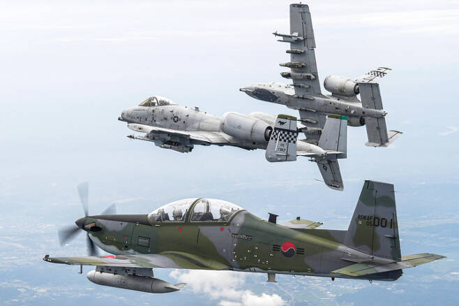 [서울=뉴시스] 지난 11일부터 15일까지 한미 공군 연합작전 능력 향상을 위해 진행되는 쌍매훈련에서 한국 전투기 KA-1(가장 아래) 1대와 미국 전투기 A-10 2대가 연합 편대비행을 하고 있다. (사진=공군 제공) 2022.07.15. photo@newsis.com *재판매 및 DB 금지