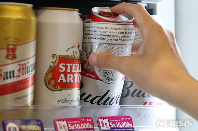 [서울=뉴시스] 권창회 기자 = 수입맥주 버드와이저가 할인 행사에 힘입어 편의점에서 반짝 인기를 끌고 있다. CU에 따르면 맥주 하루 판매량 중 버드와이저가 역대 최고 기록인 34만캔이나 판매되는 등 15∼16일 이틀간 약 50만캔이 팔렸다. 사진은 21일 오후 서울 강남구 CU편의점에서 점원이 버드와이저 정리를 하고 있는 모습. 2022.07.21. kch0523@newsis.com