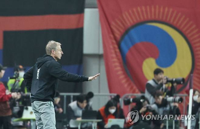 지난 28일 서울월드컵경기장에서 열린 한국과 우루과이와의 평가전. 한국 클린스만 감독이 선수들에게 작전을 지시하고 있다. 연합뉴스