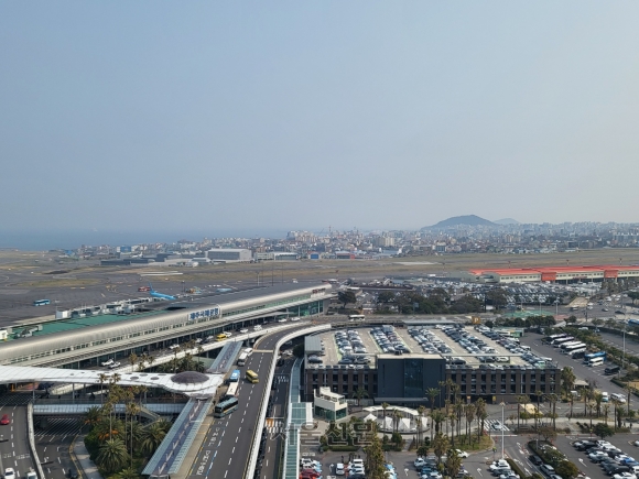 제주국제공항 관제탑에서 바라본 여객터미널 모습.