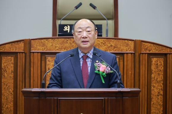 ‘2023 강동구 의정회 정기총회’에 참석해 축사를 하는 김영철 의원