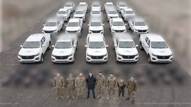 우크라이나 최초의 3개 공격 드론 비행대대가 전투 준비를 마쳤다. 픽업 트럭 트렁크에 드론들이 실려 있다. / 사진=미하일로 페도로프 텔레그램