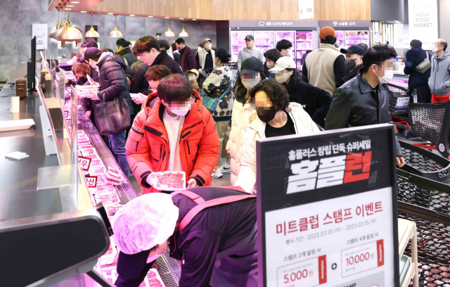 홈플러스의 창립 기념 대규모 세일 행사인 ‘홈플런’ 기간 중 서울 강서점을 방문한 고객들이 쇼핑을 하고 있다./사진 제공=홈플러스