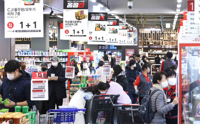 홈플러스의 창립 기념 대규모 세일 행사인 ‘홈플런’ 기간 중 서울 강서점을 방문한 고객들이 쇼핑을 하고 있다./사진 제공=홈플러스