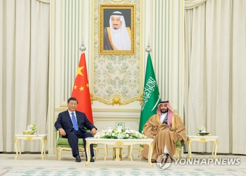 지난해 12월 시진핑(왼쪽) 중국 국가주석과 무함마드 빈 살만 사우디아라비아 왕세자가 사우디 수도 리야드에서 회담하고 있다. 로이터연합뉴스