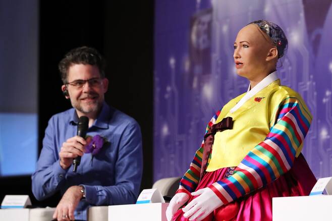 ‘4차 산업혁명, 소피아에게 묻다’ 콘퍼런스에서 AI 로봇 ‘소피아’가 로봇의 기본 권리에 대해 연설하고 있다. ⓒ연합뉴스