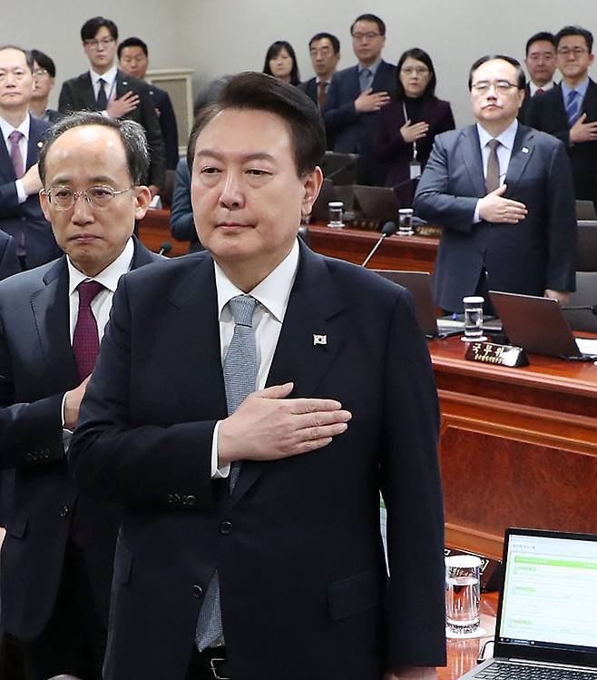 윤석열 대통령이 3월28일 서울 용산 대통령실 청사에서 열린 국무회의에서 국기에 경례를 하고 있다. 뒷줄 오른쪽이 김성한 국가안보실장. ⓒ연합뉴스