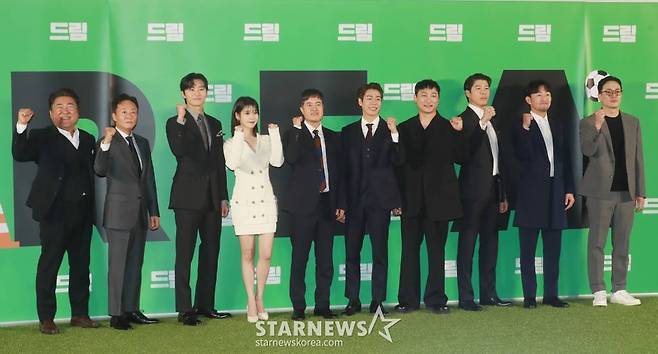 이병헌 감독, 배우 박서준, 아이유 등 출연진이 30일 오전 서울 메가박스 성수점에서 진행된 영화 '드림'(감독 이병헌) 제잘발표회에 참석해 포즈를 취하고 있다.  개념없는 전직 축구선수 홍대(박서준)와 열정 없는 PD 소민(이지은)이 오합지졸 선수들과 홈리스 월드컵에 도전하는 이야기를 유쾌하게 그린 코미디 영화 '드림'은 4월 26일 개봉한다. /2023.03.30 /사진=이동훈 기자 photoguy@