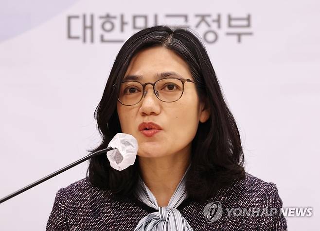 23년 공직자 재산변동사항 브리핑하는 이은영 윤리복무국장 (세종=연합뉴스) 김주형 기자 = 이은영 인사혁신처 윤리복무국장이 지난 29일 세종시 정부세종청사에서 2023년 고위공직자 2천37명의 정기 재산변동사항 신고내용과 관련해 브리핑하고 있다.  정부공직자윤리위원회 관할 공개대상자는 행정부 소속의 정무직, 고위공무원단 가등급, 국립대학 총장, 공직유관단체장, 광역·기초 지방자치단체장, 광역의회 의원, 시도 교육감 등이다. 신고내용은 대한민국 전자관보 누리집(gwanbo.mois.go.kr)에서 확인할 수 있다. 2023.3.30 kjhpress@yna.co.kr