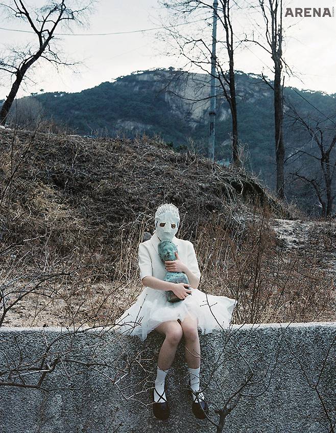 원피스는 슈슈 통, 슈즈는 플랫 아파트먼트, 발라클라바는 CD-RW by 카이주다이조(caizhudaizo) 제품.