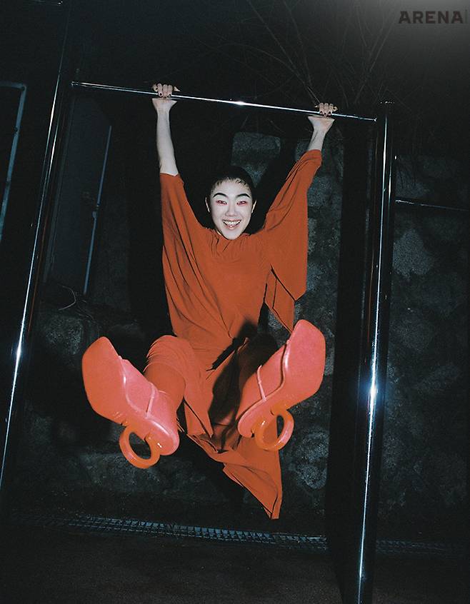 톱과 팬츠는 모두 아크네 스튜디오, 슈즈는 살바토레 페라가모 제품.