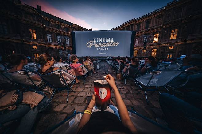 프랑스 루브르 박물관을 상징하는 유리 피라미드 설립 30주년을 기념해 열린 야외 영화 상영 행사에 헬리녹스가 1000개의 캠핑 의자를 배치하기도 했다. [사진 헬리녹스 홈페이지]