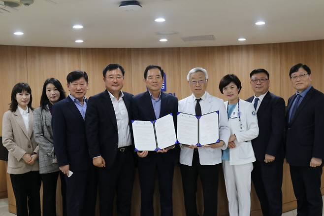 부천세종병원 1회의실에서 31일 열린 협약식에서 이명묵 병원장(사진 오른쪽에서 4번째)과 김기명 협의회장(5번째) 등 임직원들이 기념촬영하고 있다.   부천세종병원 제공