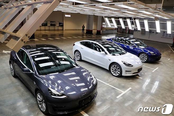 테슬라 모델3 차량이 상하이에서 열리는 테슬라 중국제 모델3 인도식에서 전시돼 있다. ⓒ AFP=뉴스1 ⓒ News1 김지현 기자