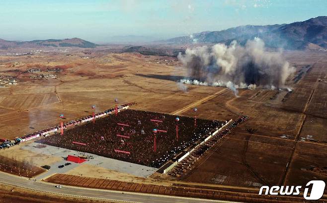 (평양 노동신문=뉴스1) = 평양 화성지구 2단계 1만세대 살림집(주택) 건설과 강동온실농장 건설 착공식 당시 모습. [국내에서만 사용가능. 재배포 금지. DB 금지. For Use Only in the Republic of Korea. Redistribution Prohibited] rodongphoto@news1.kr